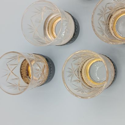 Suite de 5 verres à liqueur en cristal taillé.
Monture...