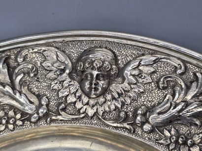 Plat à ombilic en argent de forme circulaire.
L'aile...