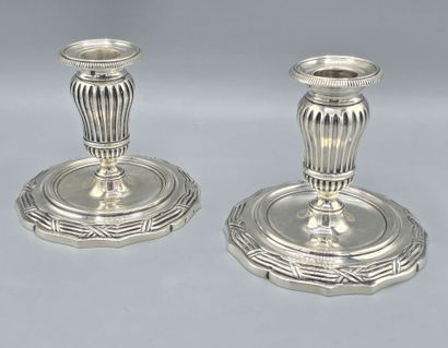 Paire de bougeoirs de toilette en argent....