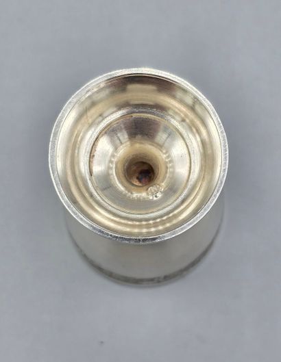 Coquetier en argent. 
Corps à frise feuillagée...