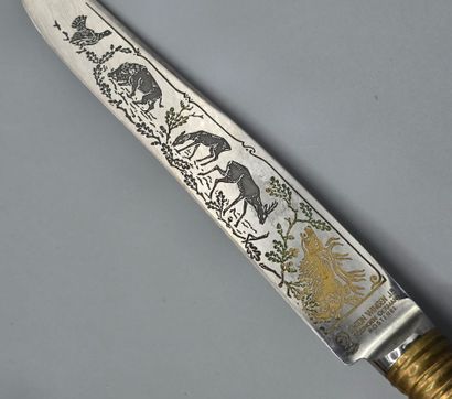 Carving set including meat knife and leg...