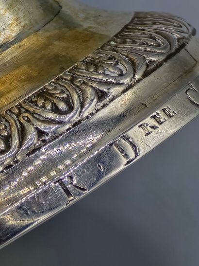 Timbale tulipe en argent à décor gravé de...