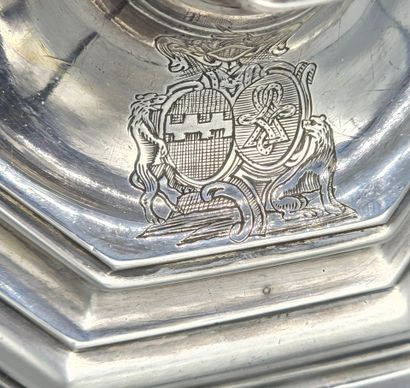 Deux flambeaux formant paire en argent du...