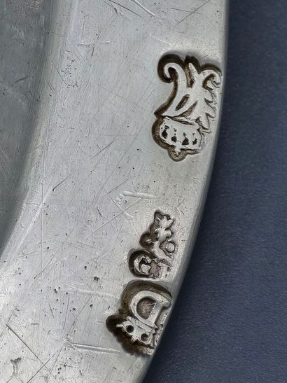 PARIS 1767 
Plat rond / Assiette en argent...