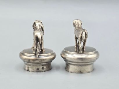 Paire de bouchons en argent, l'un surmonté...