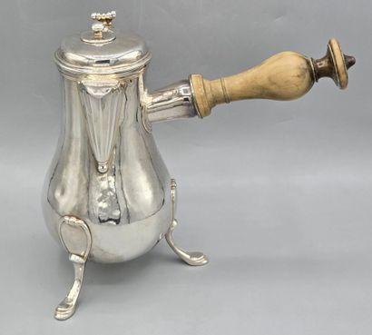 Paris 1773
Rare chocolatière en argent reposant...