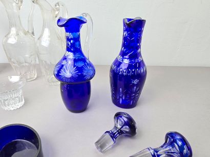 Crystal lot including : 
- 9 individual decanters....