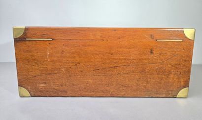 Grand coffret de ménagère en bois.
Encoignures...