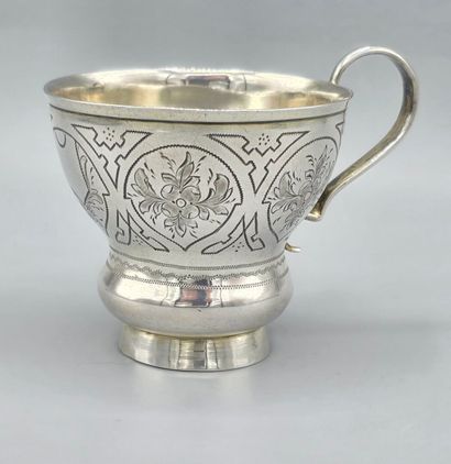 Tasse russe en argent et vermeil, reposant...