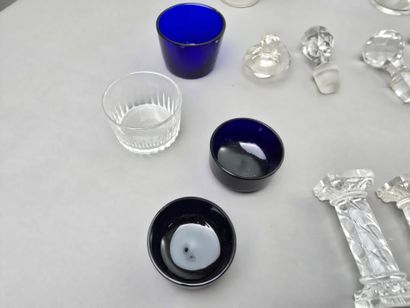 Crystal lot including : 
- 9 individual decanters....