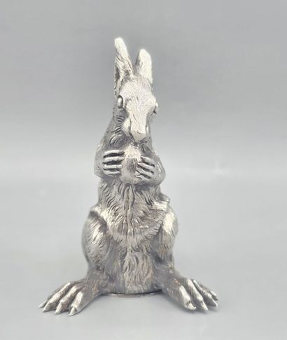 Salière en argent fondu figurant un écureuil...