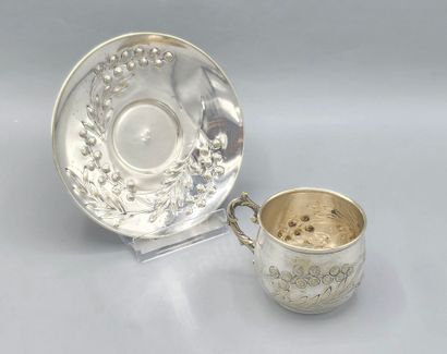 CASTEL.

Tasse et sa soucoupe en métal argenté...