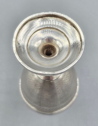 Coquetier sur pied en argent à décor guilloché.
Corps...