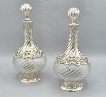 Paire de carafes en verre de forme balustre,...