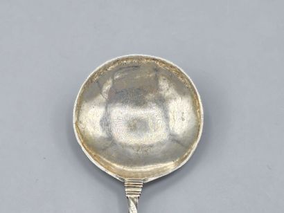 Cuillère en argent au large cuilleron. 
Manche...