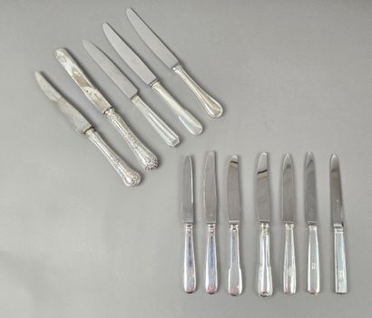 Service de 12 couteaux composites aux manches...