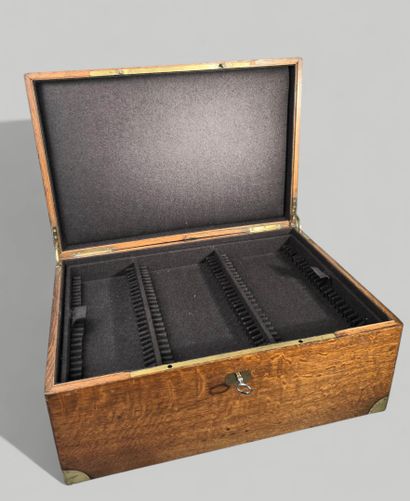 Grand coffret de ménagère en bois.
Encoignures...