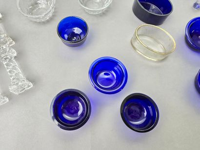 Crystal lot including : 
- 9 individual decanters....