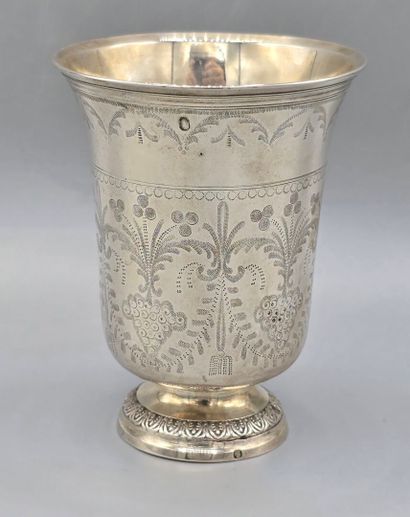 Timbale tulipe en argent à décor gravé de...