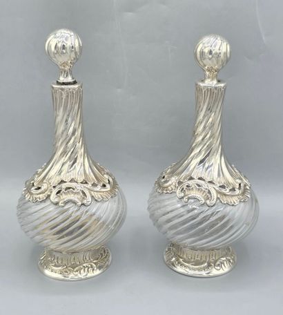 Paire de carafes en verre de forme balustre,...