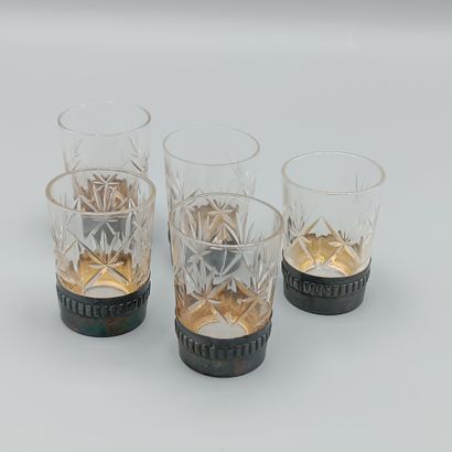 Suite de 5 verres à liqueur en cristal taillé.
Monture...
