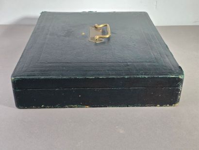 Coffret de ménagère avec couvercle au-dessus...