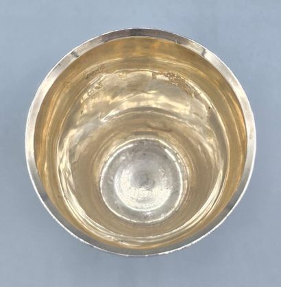 Timbale tulipe en argent à décor gravé de...