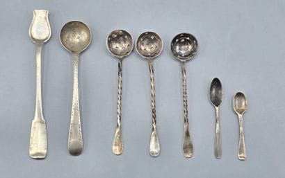 Réunion de pièces en métal argenté ou argent...