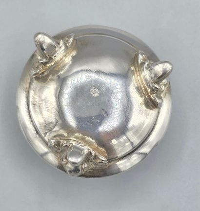 Salière tripode en argent à large frise de...