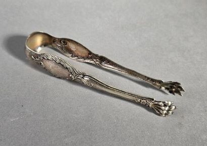 Sugar tongs in silver-plated metal.
Decorated...