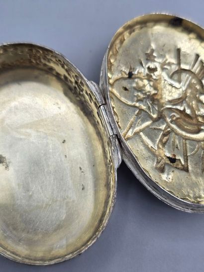 Petite boite/ pilulier en argent à décor...