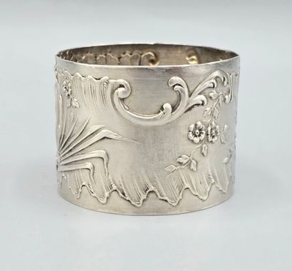 Rond de serviette en argent à décor de rocailles,...