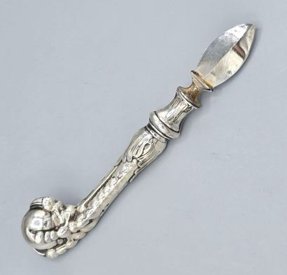 Ouvre lettre ou coupe papier en argent.
Manche...