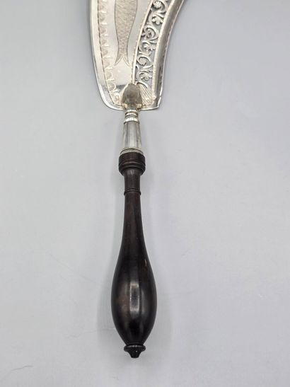 PARIS 1819-38
Grande pelle à poisson en argent....