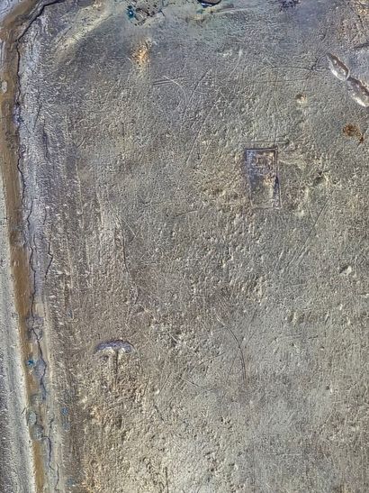 Boite de forme polylobée en argent.
Le couvercle...
