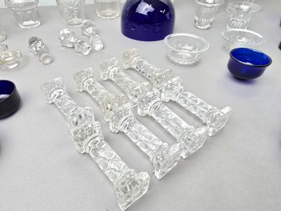 Crystal lot including : 
- 9 individual decanters....