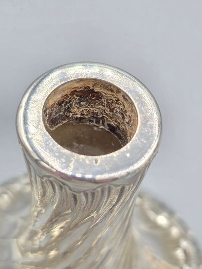 Paire de carafes en verre de forme balustre,...