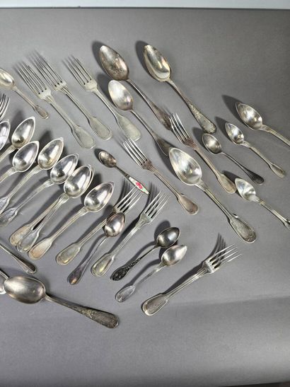 Loose set of silver-plated flatware (50 pieces).

Weight:...