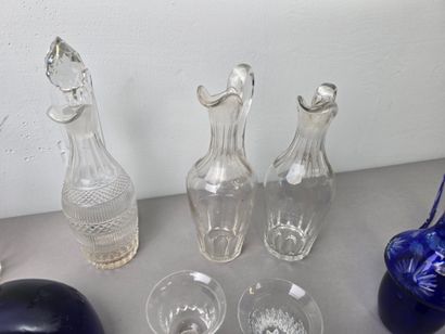 Crystal lot including : 
- 9 individual decanters....