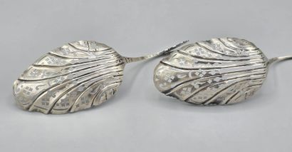 Paire de cuillères à saupoudrer en argent.
Cuilleron...