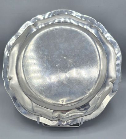 PARIS 1756
Plat rond / assiette en argent...