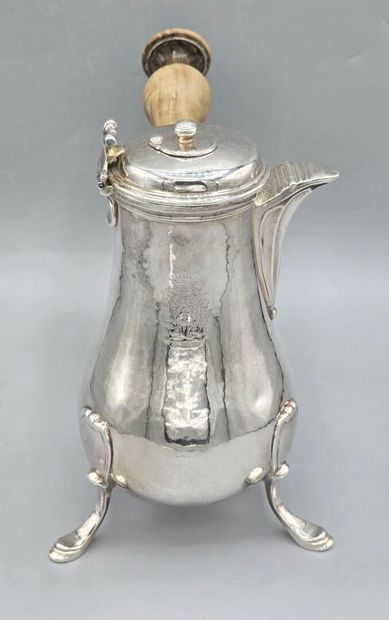 Paris 1773
Rare chocolatière en argent reposant...