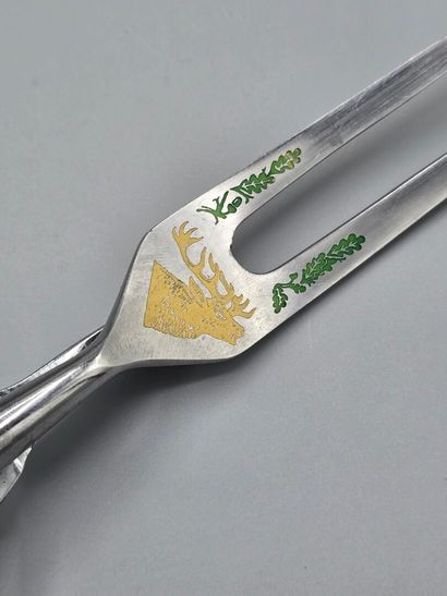 Carving set including meat knife and leg...