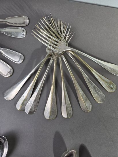 Lot de couverts et service en métal argenté...