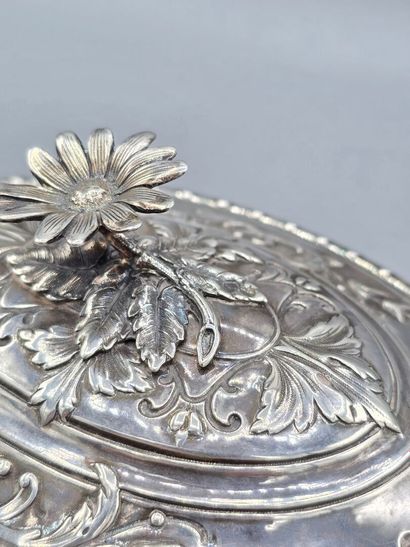 Sucrier et couvercle en argent, à décor ajouré...