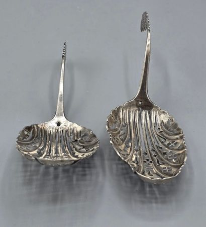 Paire de cuillères à saupoudrer en argent.
Cuilleron...