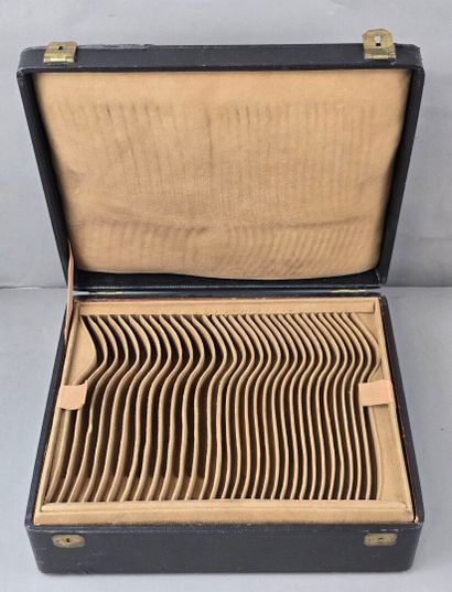 Coffret de ménagère au couvercle recouvert...