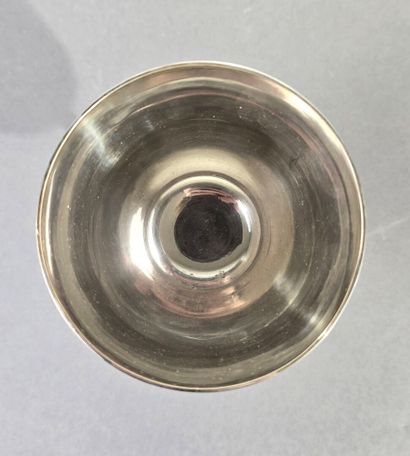 Timbale en métal argenté. 
Calice évasé au...