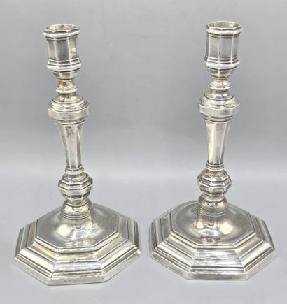 Deux flambeaux formant paire en argent du...