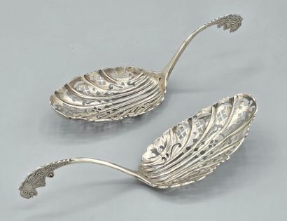 Paire de cuillères à saupoudrer en argent.
Cuilleron...
